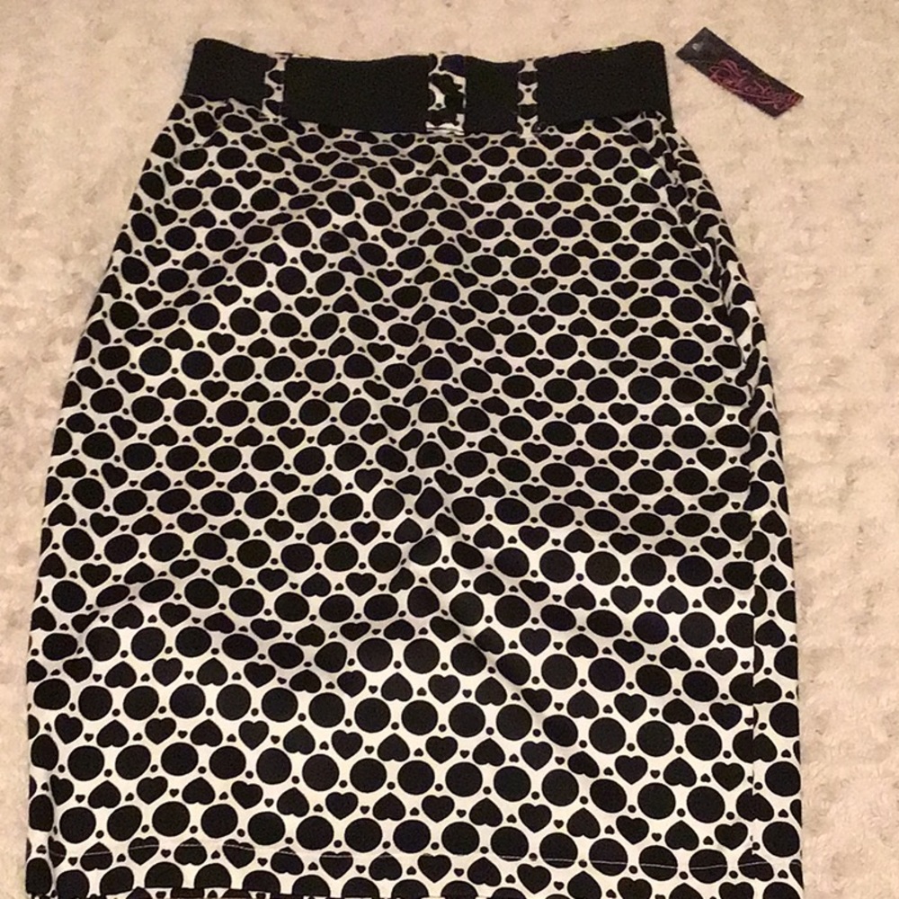 White and black heart/polka dot pencil shirt with belt